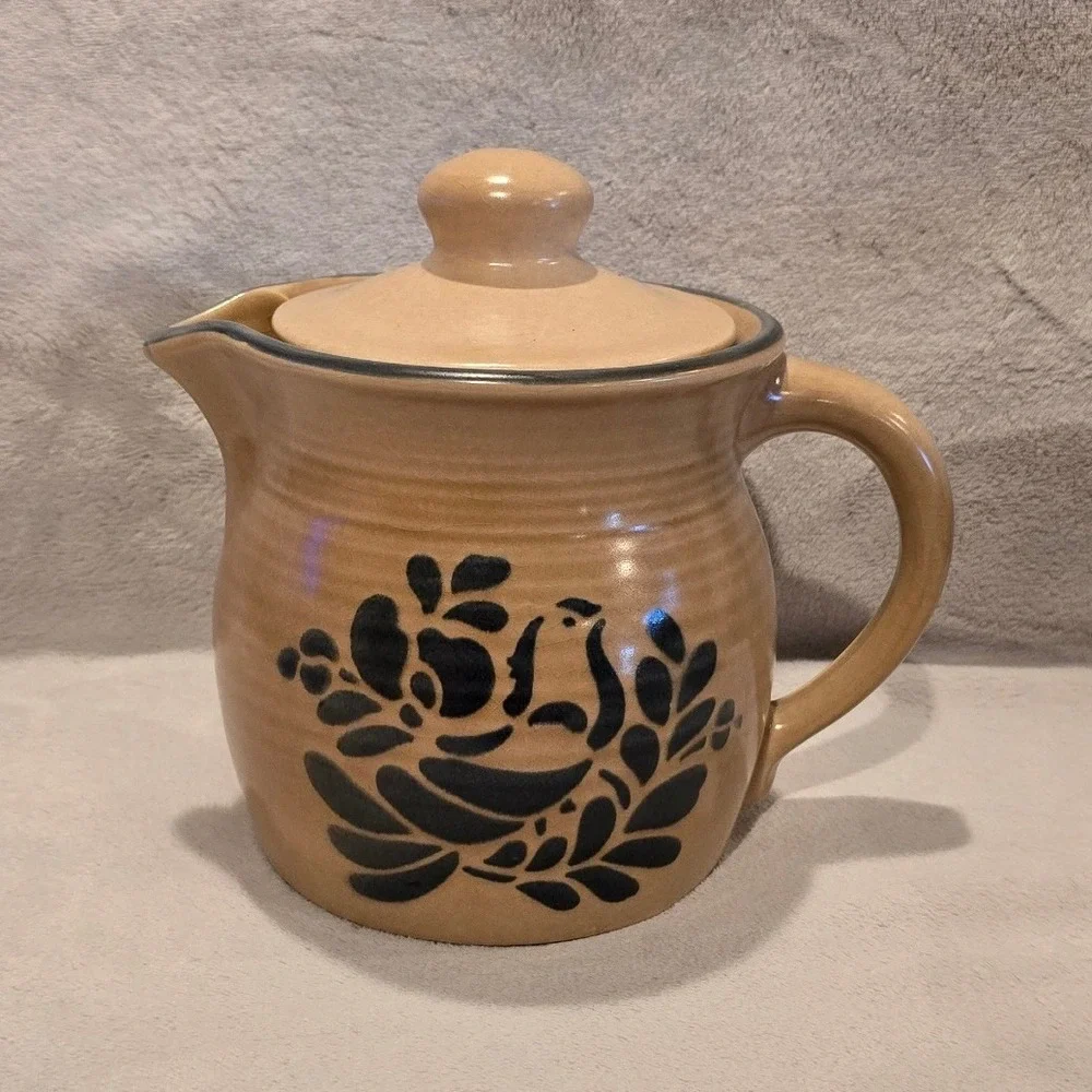 Pfaltzgraff Village Stoneware Teapot with Lid 40 oz Tan Brown Folk Art 550 USA